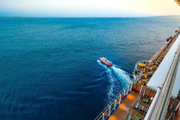 Quelles croisières proposent des séances de yoga au coucher du soleil en mer des Caraïbes?